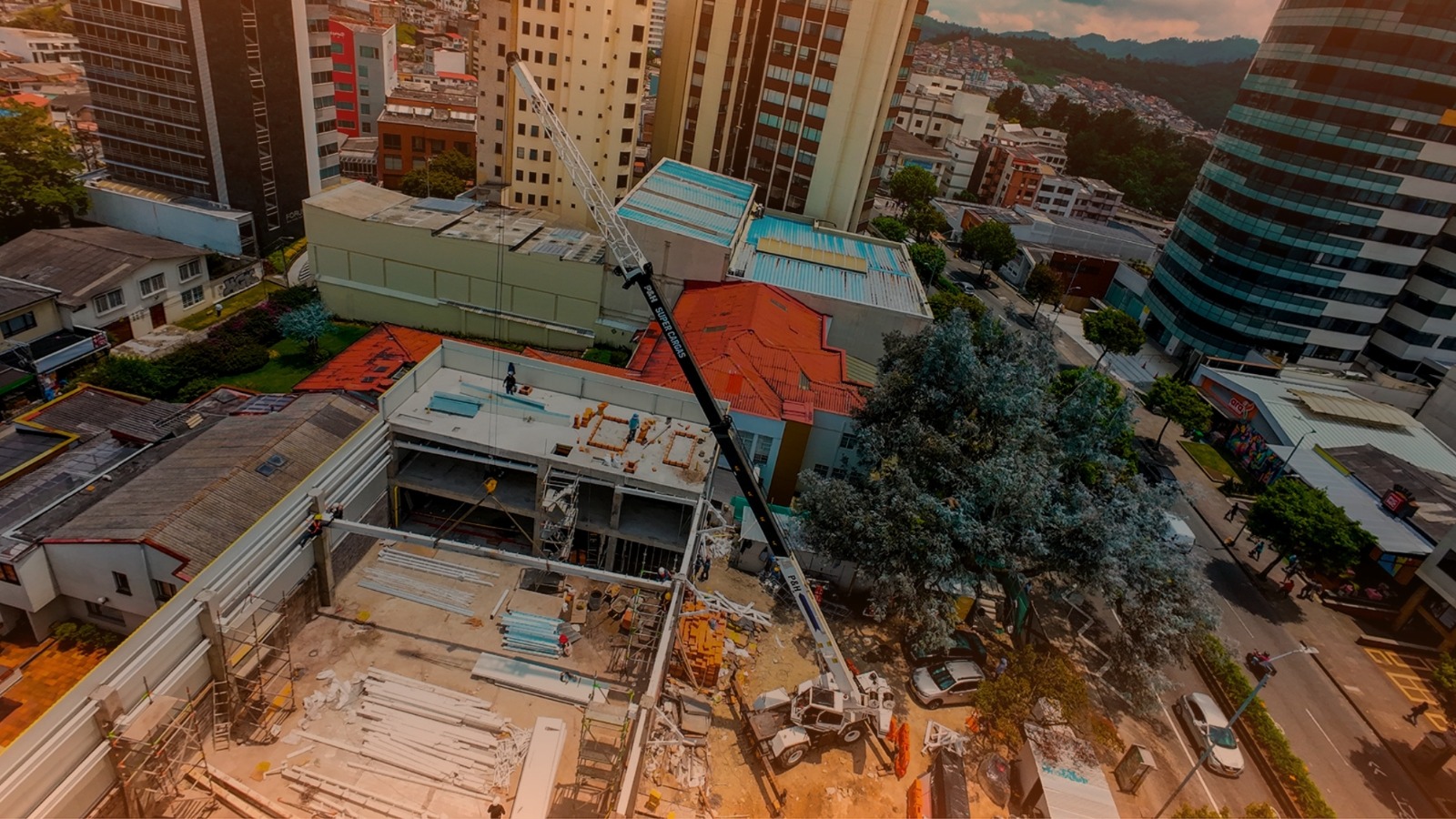 Grúa telescópica Supercargas realizando montaje de estructura metálica en Manizales